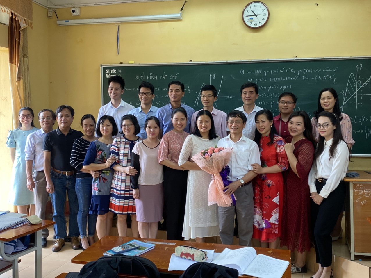 Các thầy cô trong trường chúc mừng thầy Tô Xuân Hải